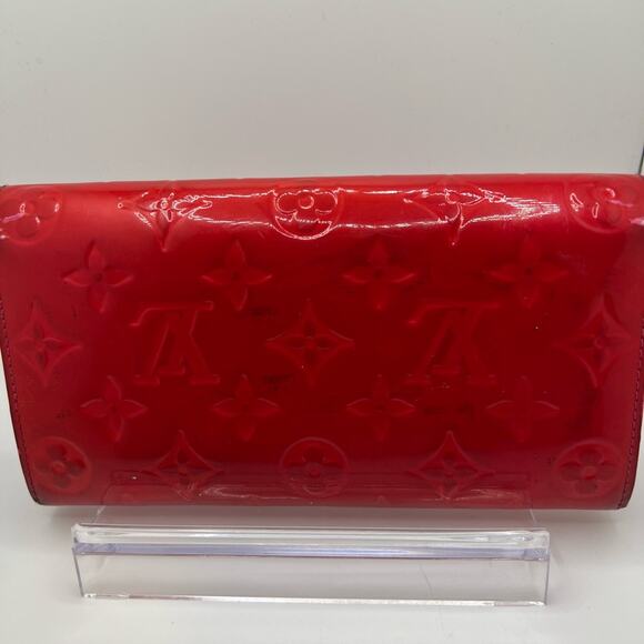 GUC Preowned Louis Vuitton Red Vernis Sarah Wallet - Picture 3 of 11